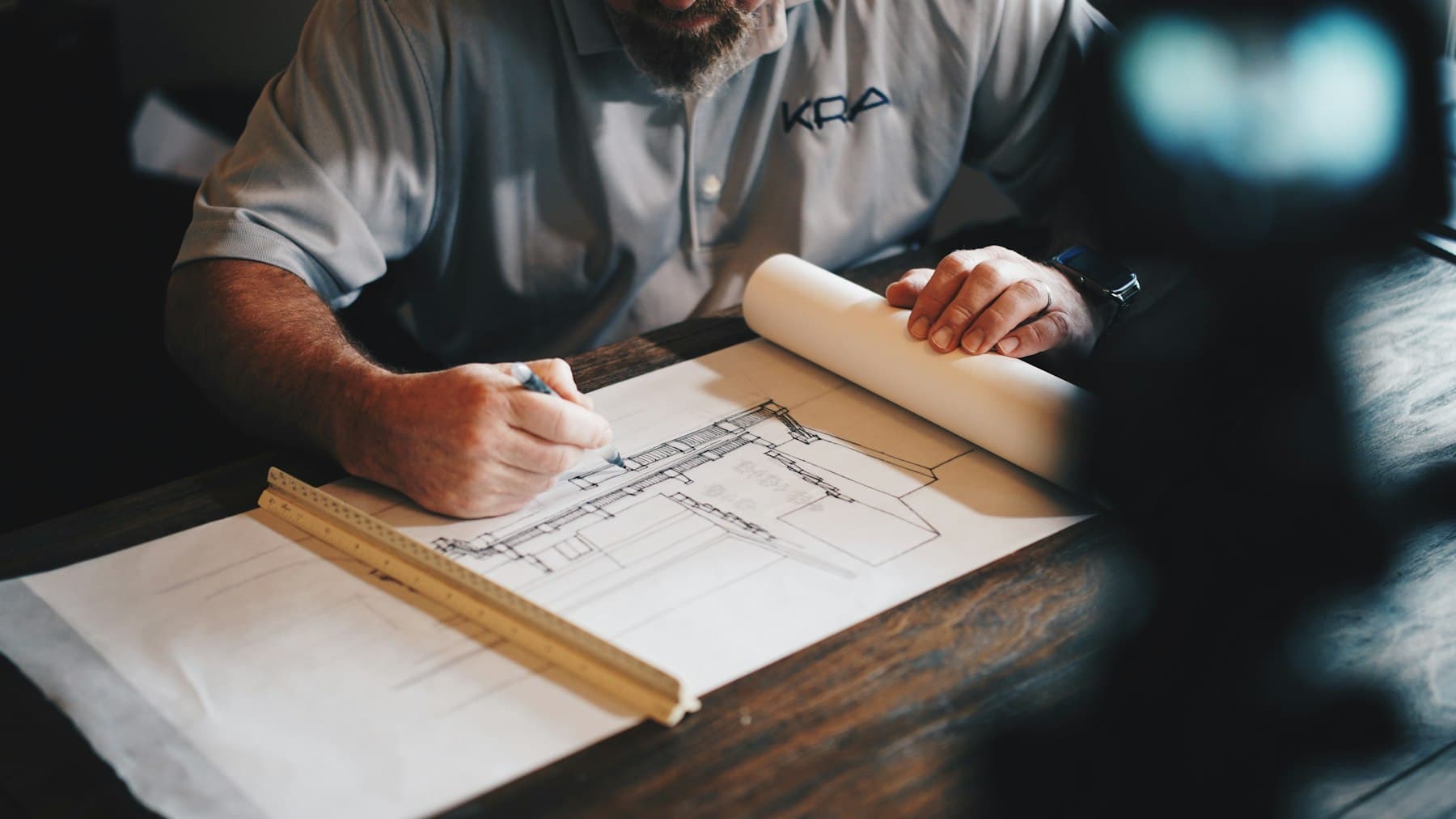 Técnico a desenhar uma planta de arquitetura