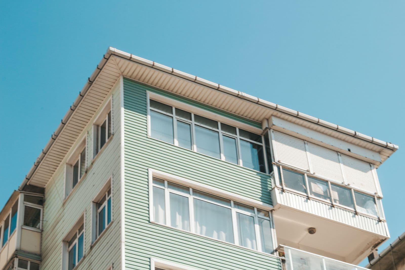 Fachada de edifício de habitação com vãos e estores de enrolar