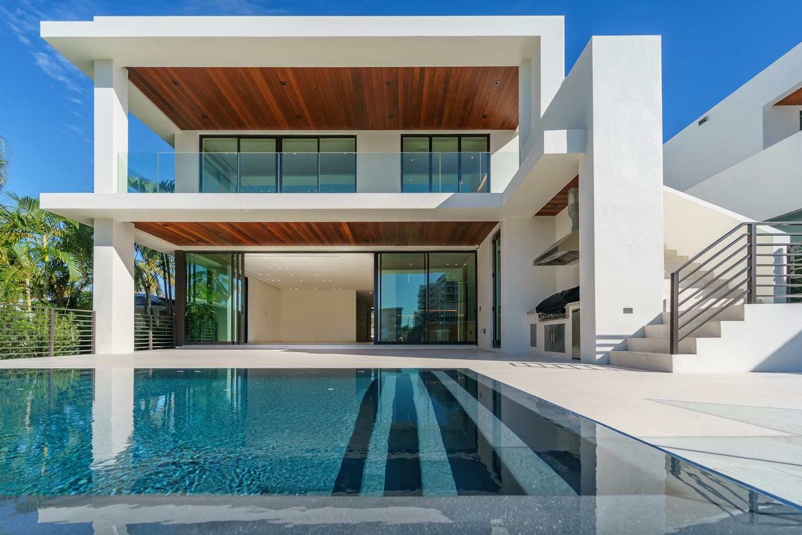 Moradia contemporânea com piscina e terraço, sob céu azul
